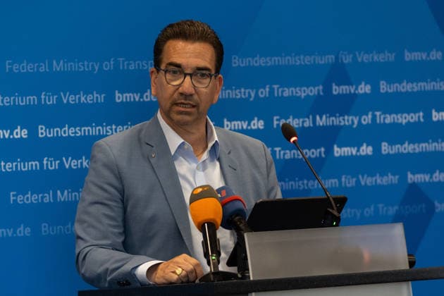 Pressekonferenz zum Status Nordbrücke Bonn Oberbürgermeister der Stadt Bonn Guido DEUS (CDU) - Pressekonferenz im Bundesministerium für Verkehr in Bonn: Bundesverkehrsminister Patrick Schnieder (CDU, MdB) informiert über den geplanten Neubau der beschädigten Vorlandbrücke der Friedrich-Ebert-Brücke. Für Fußgänger und Radfahrer soll der Übergang nach entsprechenden Baumaßnahmen noch in diesem Jahr wieder nutzbar werden. Die Bauzeit ist im Beschleunigungsverfahren auf zwei Jahre ausgelegt. Über den Neubau der eigentlichen Strombrücke wird separat entschieden. Bonn Nordrhein-Westfalen Deutschland *** Press conference on the status of the Bonn North Bridge; Guido DEUS, CDU, Mayor of Bonn; press conference at the Federal Ministry Copyright: xMarcxJohnx