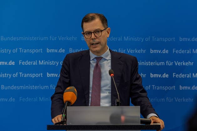 Pressekonferenz zum Status Nordbrücke Bonn Dr. Michael Güntner (Autobahn GmbH) - Pressekonferenz im Bundesministerium für Verkehr in Bonn: Bundesverkehrsminister Patrick Schnieder (CDU, MdB) informiert über den geplanten Neubau der beschädigten Vorlandbrücke der Friedrich-Ebert-Brücke. Für Fußgänger und Radfahrer soll der Übergang nach entsprechenden Baumaßnahmen noch in diesem Jahr wieder nutzbar werden. Die Bauzeit ist im Beschleunigungsverfahren auf zwei Jahre ausgelegt. Über den Neubau der eigentlichen Strombrücke wird separat entschieden. Bonn Nordrhein-Westfalen Deutschland *** Press Conference on the Status of the Bonn North Bridge Dr. Michael Güntner, Autobahn GmbH Press conference at the Federal Ministry of Transport Copyright: xMarcxJohnx