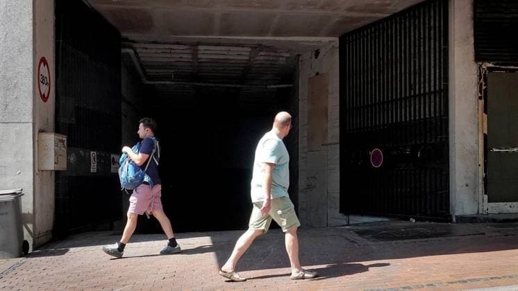 Der kühlste Platz der Innenstadt ** NUR FÜR REDAKTIONELLE ZWECKE ** EDITORIAL USE ONLY **<p>Die Ausfahrt der Kaufhof Tiefgarage ist am Freitag, 19.06.2026 an der Casinostraße in Witten der kühlste Punkt der Innenstadt. Die Hitzewelle überzieht die Stadt mit Temperaturen weit über 30 Grad. ACHTUNG: von der erkennbaren Person links gibt es eine Einverständniserklärung! Deutschland NRW Witten Copyright: MichaelxKorte *** The Coolest Spot in Downtown FOR EDITORIAL PURPOSES ONLY EDITORIAL USE ONLY p The exit from the Kaufhof underground parking garage on Friday, June 19, 2026, on Casinostraße in Witten, is the coolest spot in the city center. The heat wave is sweeping through the city with temperatures well above 30 degrees. NOTE Copyright: MichaelxKorte doc86cvo3axalz15xpz5w5e ,EDITORIAL USE ONLY