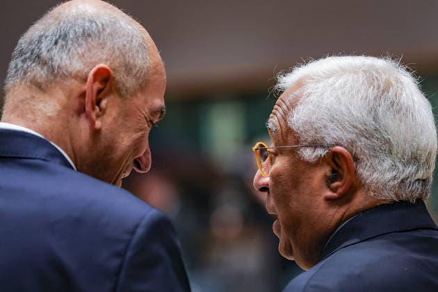 June 19, 2026, Brussels, Belgium, European Union: From R to L: ANTONIO COSTA, President of the European Council, speaks with JANEZ JANSA, Prime Minister of Slovenia, inside the European Council ahead of the roundtable session on the second and final day of the summit in Brussels. Brussels European Union - ZUMAo116 20260619_znp_o116_051 Copyright: xBiancaxOterox