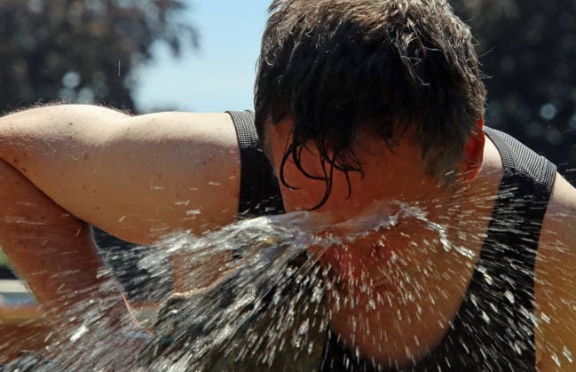 News Bilder des Tages Hitzewelle in Deutschland: Abkühlung an einem Wasserstrahl. *** Heat Wave in Germany