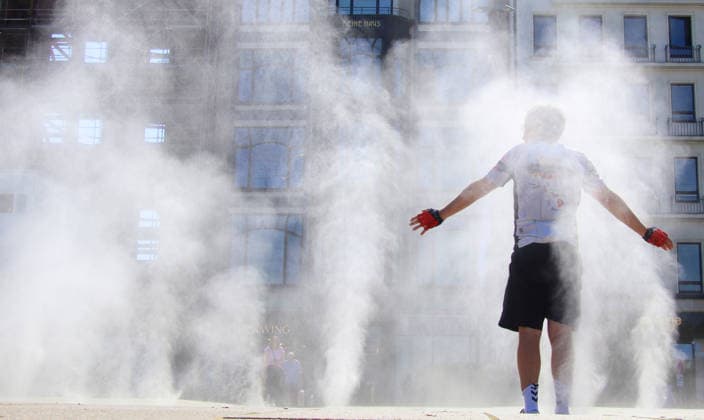 Hitzewelle in Deutschland: Eine Person nutzt das Nebelfeld auf dem Jungfernstieg in Hamburg, um sich zu erfrischen. *** Heat Wave in Germany
