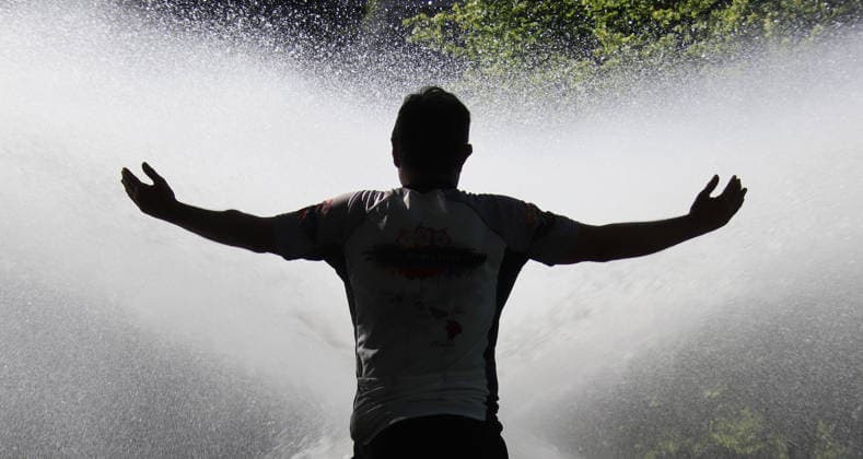 Hitzewelle in Deutschland: Eine Person hofft, ein paar erfrischende Wassetropfen einer Fontäne in einem Park abzubekommen. *** Heat Wave in Germany