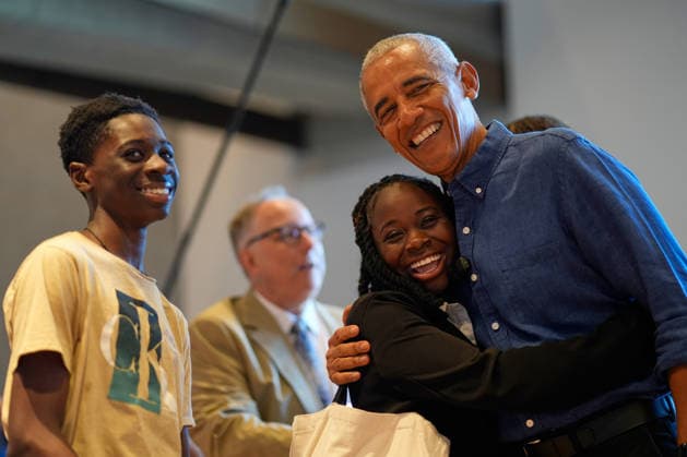 News Bilder des Tages Former President Barack Obama greets the first group of visitors at the official opening of the Obama Presidential Center in Chicago on Friday, June 19, 2026. Pool photo by Pablo Martinez Monsivais  WAX20260619720 PabloxMartinezxMonsivais