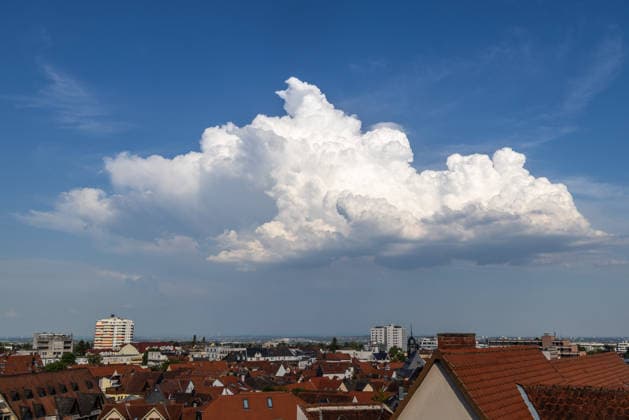 Quellwolken am Himmel Bei großer Hitze haben sich Quellwolken gebildet. Heute Abend sind in einigen Bereichen von Deutschland starke Gewitter aktiv., Deutschland *** Cumulus clouds in the sky. Cumulus clouds have formed due to the intense heat. Severe thunderstorms are active in some parts of Germany this evening. Germany,detected_source_language