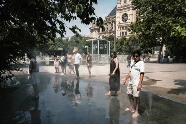 The Heat Wave Is Increasing In Paris People cool off with urban misters near Les Halles in Paris, France, on June 19, 2026. A heatwave affects France and is expected to continue for several days, with temperatures anticipated to reach up to 40?C in some areas on June 21, the first day of summer. Paris France  Copyright: xJeromexGillesx originalFilename: chobeaux-notitle260619_npKwm.jpg
