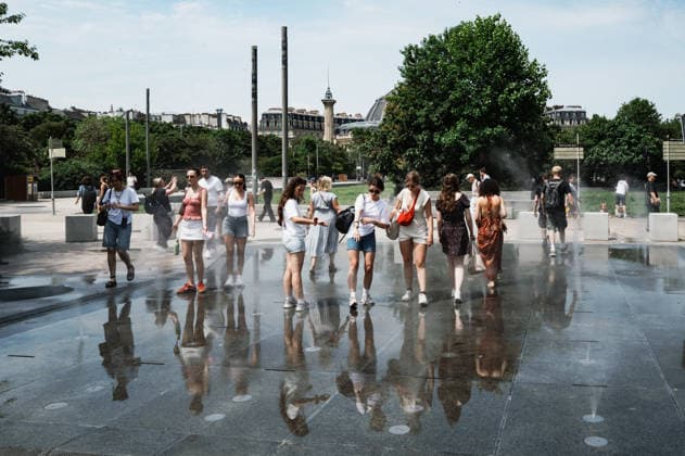 The Heat Wave Is Increasing In Paris People cool off with urban misters near Les Halles in Paris, France, on June 19, 2026. A heatwave affects France and is expected to continue for several days, with temperatures anticipated to reach up to 40?C in some areas on June 21, the first day of summer. Paris France  Copyright: xJeromexGillesx originalFilename: chobeaux-notitle260619_npdoQ.jpg
