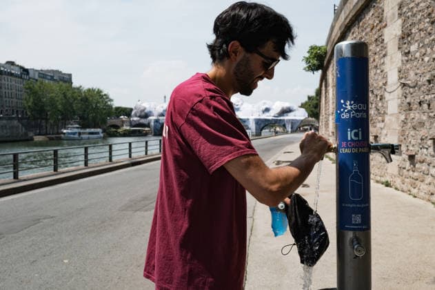 RECORD DATE NOT STATED The Heat Wave Is Increasing In Paris A runner fills his water bottle with water provided by Paris on June 19, 2026. A heatwave affects France and is expected to continue for several days, with temperatures anticipated to reach up to 40?C in some areas on June 21, the first day of summer. Paris France  Copyright: xJeromexGillesx originalFilename: chobeaux-notitle260619_npvor.jpg