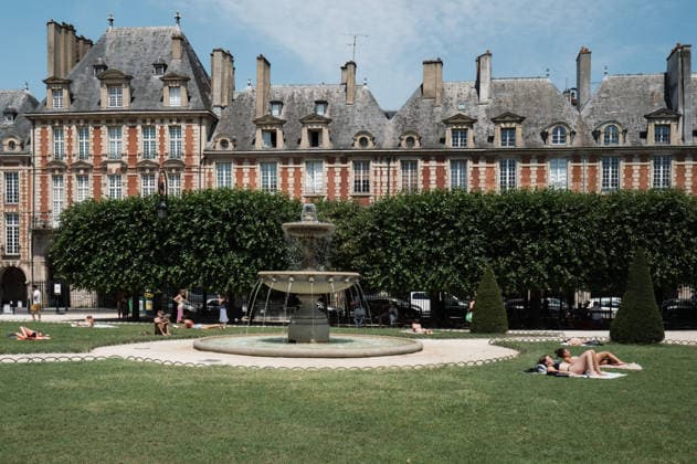 The Heat Wave Is Increasing In Paris Young people enjoy the sun in the garden at Place des Vosges in Paris, France, on June 19, 2026. A heatwave affects France and is expected to continue for several days, with temperatures anticipated to reach up to 40?C in some areas on June 21, the first day of summer. Paris France  Copyright: xJeromexGillesx originalFilename: chobeaux-notitle260619_npziE.jpg