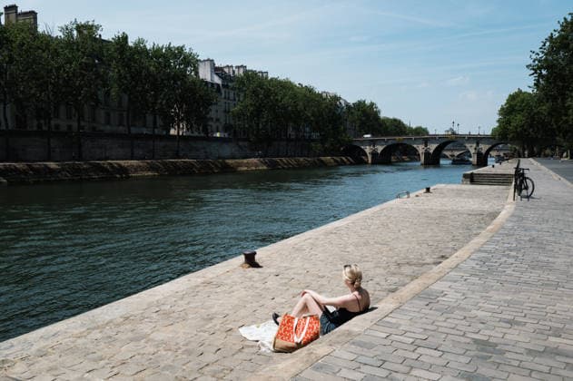 The Heat Wave Is Increasing In Paris A girl enjoys the sunshine on the banks of the Seine in Paris, France, on June 19, 2026. A heatwave affects France and is expected to continue for several days, with temperatures anticipated to reach up to 40?C in some areas on June 21, the first day of summer. Paris France  Copyright: xJeromexGillesx originalFilename: chobeaux-notitle260619_npVe5.jpg