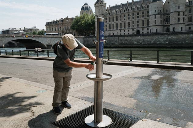 The Heat Wave Is Increasing In Paris A man fills his water bottle with water provided by Paris on June 19, 2026. A heatwave affects France and is expected to continue for several days, with temperatures anticipated to reach up to 40?C in some areas on June 21, the first day of summer. Paris France  Copyright: xJeromexGillesx originalFilename: chobeaux-notitle260619_npi3T.jpg
