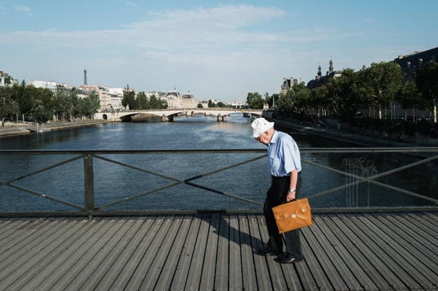 News Bilder des Tages The Heat Wave Is Increasing In Paris An elderly man wearing a hat walks across the Pont des Arts in Paris, France, on June 19, 2026. A heatwave affects France and is expected to continue for several days, with temperatures anticipated to reach up to 40?C in some areas on June 21, the first day of summer. Paris France  Copyright: xJeromexGillesx originalFilename: chobeaux-notitle260619_npqlM.jpg