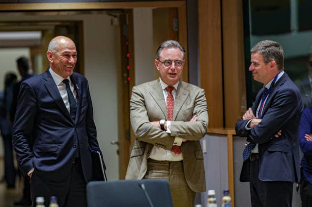 June 19, 2026, Brussels, Belgium, European Union: From L to R: JANEZ JANSA, Prime Minister of Slovenia, BART DE WEVER, Prime Minister of Belgium, and LUIS MONTENEGRO, Prime Minister of Portugal, share a smiling moment inside the European Council ahead of the roundtable session on the second and final day of the summit in Brussels. Brussels European Union - ZUMAo116 20260619_znp_o116_106 Copyright: xBiancaxOterox