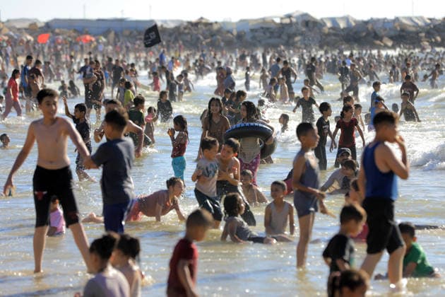 News Bilder des Tages Palestinians Gather Along Gaza City Beach During Hot Weather Palestinians gather along the beach in Gaza City, Gaza Strip, on June 19, 2026, during hot weather conditions. Despite a ceasefire that has technically been in effect since October 2025, daily violence has continued across the Gaza Strip, more than half of which remains under Israeli military control, according to reports. Photo by Belal Osama apaimages Gaza Gaza Strip Palestinian Territory 190626_Gaza_BO_00(33) Copyright: xapaimagesxBelalxOsamax xapaimagesx