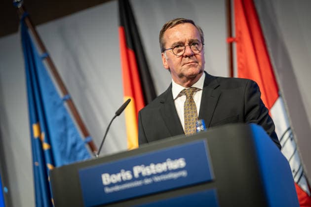 Abschlusspressekonferenz im Hamburger CCH - Boris Pistorius (SPD), Verteidigungsminister;Innenministerkonferenz IMK 2026 in Hamburg Ständige Konferenz der Innenministerinnen und Innenminister der Länder - Ständige Konferenz der Innenminister und -senatoren der Länder, Hamburg Hamburg Deutschland CCH *** Closing press conference at the CCH in Hamburg; Boris Pistorius (SPD), Minister of Defense; IMK 2026 in Hamburg; Standing Conference of the State Ministers of the Interior; Standing Conference of the State Ministers and Senators of the Interior, Hamburg, Germany, CCH,detected_source_language