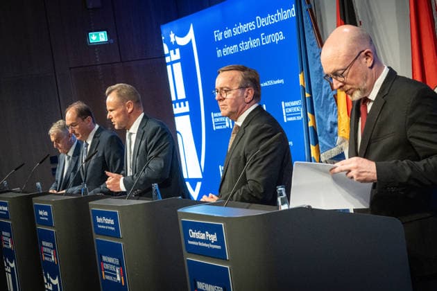 Abschlusspressekonferenz im Hamburger CCH - Herbert Reul (CDU), Innenminister Nordrhein-Westfalen NRW, Alexander Dobrindt (CSU), Bundesinnenminister, Andy Grothe (SPD), Innensenator Hamburg, Boris Pistorius (SPD), Verteidigungsminister, Christian Pegel (SPD), Innenminister Mecklenburg-Vorpommern (von links);Innenministerkonferenz IMK 2026 in Hamburg Ständige Konferenz der Innenministerinnen und Innenminister der Länder - Ständige Konferenz der Innenminister und -senatoren der Länder, Hamburg Hamburg Deutschland CCH *** Closing press conference at the CCH in Hamburg