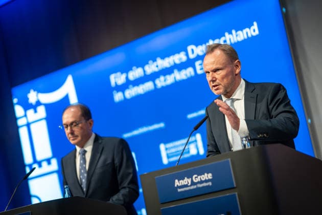 Abschlusspressekonferenz im Hamburger CCH - Alexander Dobrindt (CSU), Bundesinnenminister, Andy Grothe (SPD), Innensenator Hamburg (von links);Innenministerkonferenz IMK 2026 in Hamburg Ständige Konferenz der Innenministerinnen und Innenminister der Länder - Ständige Konferenz der Innenminister und -senatoren der Länder, Hamburg Hamburg Deutschland CCH *** Closing press conference at the CCH in Hamburg
