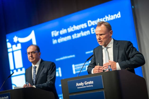 Abschlusspressekonferenz im Hamburger CCH - Alexander Dobrindt (CSU), Bundesinnenminister, Andy Grothe (SPD), Innensenator Hamburg (von links);Innenministerkonferenz IMK 2026 in Hamburg Ständige Konferenz der Innenministerinnen und Innenminister der Länder - Ständige Konferenz der Innenminister und -senatoren der Länder, Hamburg Hamburg Deutschland CCH *** Closing press conference at the CCH in Hamburg