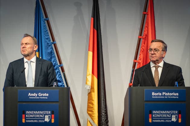 Abschlusspressekonferenz im Hamburger CCH - Andy Grothe (SPD), Innensenator Hamburg, Boris Pistorius (SPD), Verteidigungsminister (von links);Innenministerkonferenz IMK 2026 in Hamburg Ständige Konferenz der Innenministerinnen und Innenminister der Länder - Ständige Konferenz der Innenminister und -senatoren der Länder, Hamburg Hamburg Deutschland CCH *** Closing press conference at the CCH in Hamburg