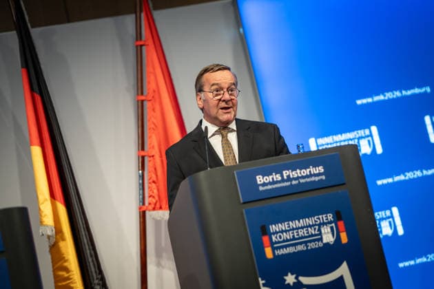 Abschlusspressekonferenz im Hamburger CCH - Boris Pistorius (SPD), Verteidigungsminister;Innenministerkonferenz IMK 2026 in Hamburg Ständige Konferenz der Innenministerinnen und Innenminister der Länder - Ständige Konferenz der Innenminister und -senatoren der Länder, Hamburg Hamburg Deutschland CCH *** Closing press conference at the CCH in Hamburg; Boris Pistorius (SPD), Minister of Defense; IMK 2026 in Hamburg; Standing Conference of the State Ministers of the Interior; Standing Conference of the State Ministers and Senators of the Interior, Hamburg, Germany, CCH,detected_source_language
