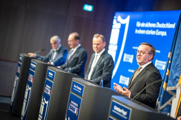 Abschlusspressekonferenz im Hamburger CCH - Herbert Reul (CDU), Innenminister Nordrhein-Westfalen NRW, Alexander Dobrindt (CSU), Bundesinnenminister, Andy Grothe (SPD), Innensenator Hamburg, Boris Pistorius (SPD), Verteidigungsminister (von links);Innenministerkonferenz IMK 2026 in Hamburg Ständige Konferenz der Innenministerinnen und Innenminister der Länder - Ständige Konferenz der Innenminister und -senatoren der Länder, Hamburg Hamburg Deutschland CCH *** Closing press conference at the CCH in Hamburg