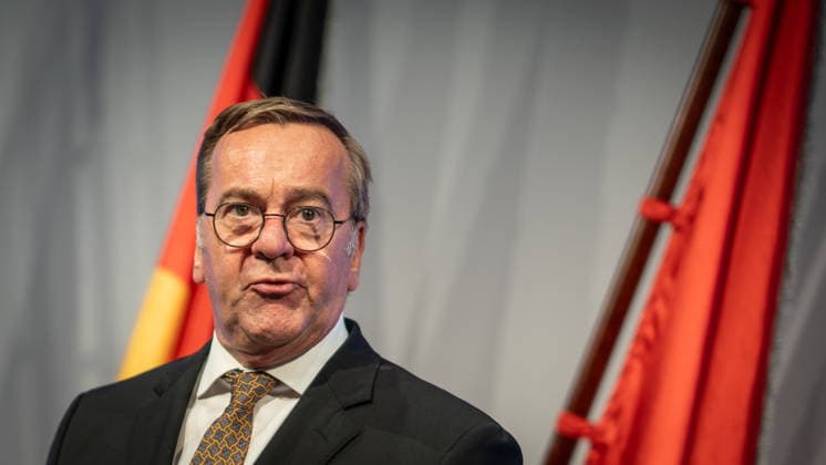 Abschlusspressekonferenz im Hamburger CCH - Boris Pistorius (SPD), Verteidigungsminister;Innenministerkonferenz IMK 2026 in Hamburg Ständige Konferenz der Innenministerinnen und Innenminister der Länder - Ständige Konferenz der Innenminister und -senatoren der Länder, Hamburg Hamburg Deutschland CCH *** Closing press conference at the CCH in Hamburg; Boris Pistorius (SPD), Minister of Defense; IMK 2026 in Hamburg; Standing Conference of the State Ministers of the Interior; Standing Conference of the State Ministers and Senators of the Interior, Hamburg, Germany, CCH,detected_source_language