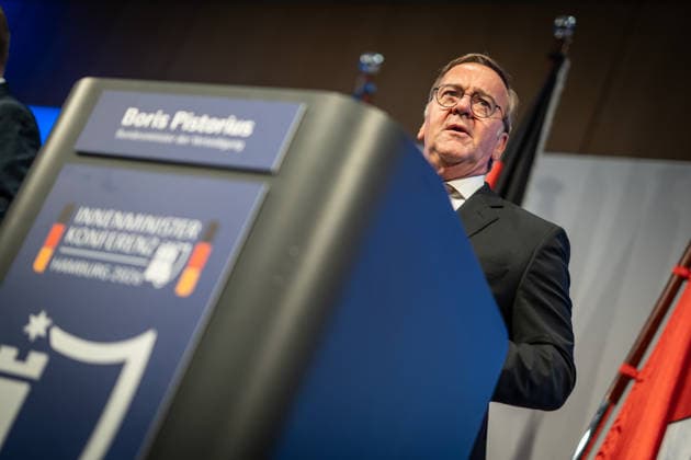Abschlusspressekonferenz im Hamburger CCH - Boris Pistorius (SPD), Verteidigungsminister;Innenministerkonferenz IMK 2026 in Hamburg Ständige Konferenz der Innenministerinnen und Innenminister der Länder - Ständige Konferenz der Innenminister und -senatoren der Länder, Hamburg Hamburg Deutschland CCH *** Closing press conference at the CCH in Hamburg; Boris Pistorius (SPD), Minister of Defense; IMK 2026 in Hamburg; Standing Conference of the State Ministers of the Interior; Standing Conference of the State Ministers and Senators of the Interior, Hamburg; Hamburg, Germany; CCH,detected_source_language