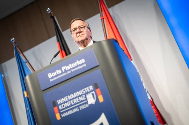 Abschlusspressekonferenz im Hamburger CCH - Boris Pistorius (SPD), Verteidigungsminister;Innenministerkonferenz IMK 2026 in Hamburg Ständige Konferenz der Innenministerinnen und Innenminister der Länder - Ständige Konferenz der Innenminister und -senatoren der Länder, Hamburg Hamburg Deutschland CCH *** Closing press conference at the CCH in Hamburg; Boris Pistorius (SPD), Minister of Defense; Conference of Interior Ministers (IMK) 2026 in Hamburg; Standing Conference of State Interior Ministers; Standing Conference of State Interior Ministers and Senators, Hamburg, Germany, CCH,detected_source_language