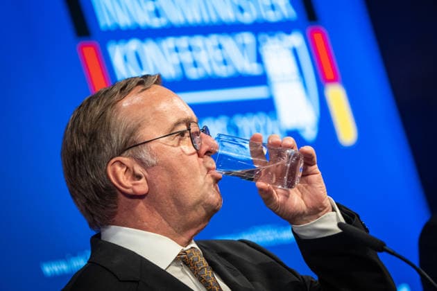 News Bilder des Tages Abschlusspressekonferenz im Hamburger CCH - Boris Pistorius (SPD), Verteidigungsminister;Innenministerkonferenz IMK 2026 in Hamburg Ständige Konferenz der Innenministerinnen und Innenminister der Länder - Ständige Konferenz der Innenminister und -senatoren der Länder, Hamburg Hamburg Deutschland CCH *** Closing press conference at the CCH in Hamburg; Boris Pistorius (SPD), Minister of Defense; Conference of Interior Ministers (IMK) 2026 in Hamburg; Standing Conference of State Interior Ministers; Standing Conference of State Interior Ministers and Senators, Hamburg, Germany, CCH,detected_source_language