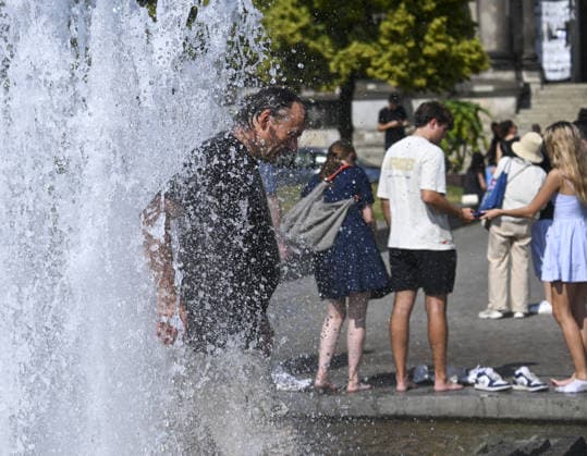 Hot weather in Berlin BERLIN, GERMANY - JUNE 19: People cool off in ornamental fountains as high temperatures affect Berlin, Germany on June 19, 2026. Temperatures periodically exceeded 30 degrees Celsius, prompting some residents and visitors to seek relief from the heat in public spaces across the city. Halil Sagirkaya Anadolu Berlin Germany. Editorial use only. Please get in touch for any other usage.  Copyright: x2026xAnadoluxHalilxSagirkayax