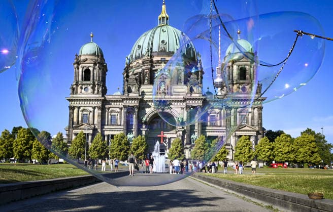 Hot weather in Berlin BERLIN, GERMANY - JUNE 19: BERLIN, GERMANY - JUNE 19: A street performer creating giant soap bubbles with foamy water in front of the Berlin Cathedral attracted the attention of visitors as hot weather affected the German capital on June 19, 2026. Temperatures periodically exceeded 30 degrees Celsius, prompting some residents and visitors to seek relief from the heat in public spaces across the city. Halil Sagirkaya Anadolu Berlin Germany. Editorial use only. Please get in touch for any other usage.  Copyright: x2026xAnadoluxHalilxSagirkayax