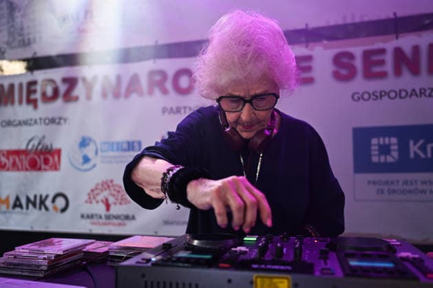 News Bilder des Tages Europe’s Largest Senior gathering in Poland KRAKOW, POLAND - JUNE 19 : Europe s oldest DJ, DJ Wika with 87 years old, plays a dj set for European elderlies taking part in the 13th International Senioralia which is the largest senior event in Europe on June 19, 2026 in Krakow, Poland. The event, brings together over eight thousand participants from over two hundred Senior-Friendly Municipalities and eleven countries. Lectures on health, safety, law, economics, and senior engagement are planned for the day and closing the day with the oldest European DJ, the 88 years old DJ Wika. Omar Marques Anadolu Krakow Poland. Editorial use only. Please get in touch for any other usage.  Copyright: x2026xAnadoluxOmarxMarquesx