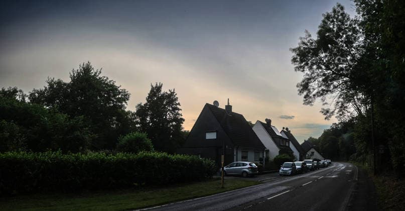 Schwergewitter im Ruhrgebiet Wenige Augenblicke vor einer Schwergewitterlage zeigen sich die unheilvollen Wolken während die Gewitterwarnungen ausgegeben worden sind. Es kam zu gefährlichen Naheinschlägen und Menschen in Angst. Essen Nordrhein-Westfalen Deutschland Überruhr *** Severe Thunderstorms in the Ruhr Region