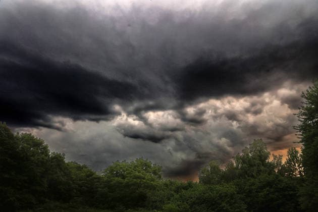 News Bilder des Tages Schwergewitter im Ruhrgebiet Während einer Schwergewitterlage zeigen sich die unheilvollen Wolken während die Gewitterwarnungen ausgegeben worden sind. Es kam zu gefährlichen Naheinschlägen und Menschen in Angst. Essen Nordrhein-Westfalen Deutschland Überruhr *** Severe Thunderstorms in the Ruhr Region