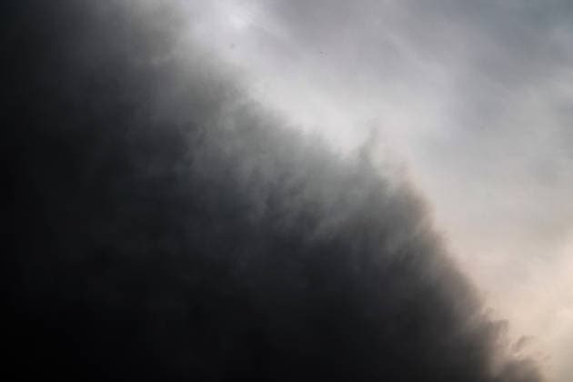 Schwergewitter im Ruhrgebiet Während einer Schwergewitterlage zeigen sich die unheilvollen Wolken während die Gewitterwarnungen ausgegeben worden sind. Es kam zu gefährlichen Naheinschlägen und Menschen in Angst. Essen Nordrhein-Westfalen Deutschland Überruhr *** Severe Thunderstorms in the Ruhr Region
