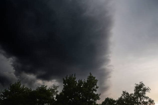 Schwergewitter im Ruhrgebiet Während einer Schwergewitterlage zeigen sich die unheilvollen Wolken während die Gewitterwarnungen ausgegeben worden sind. Es kam zu gefährlichen Naheinschlägen und Menschen in Angst. Essen Nordrhein-Westfalen Deutschland Überruhr *** Severe Thunderstorms in the Ruhr Region