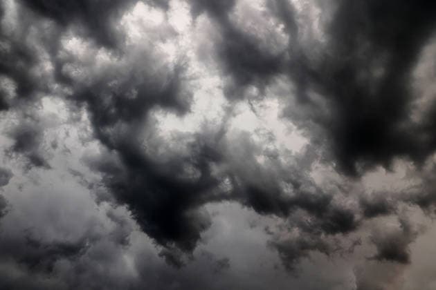 Schwergewitter im Ruhrgebiet Während einer Schwergewitterlage zeigen sich die unheilvollen Wolken während die Gewitterwarnungen ausgegeben worden sind. Es kam zu gefährlichen Naheinschlägen und Menschen in Angst. Wuppertal Nordrhein-Westfalen Deutschland Überruhr *** Severe Thunderstorms in the Ruhr Region