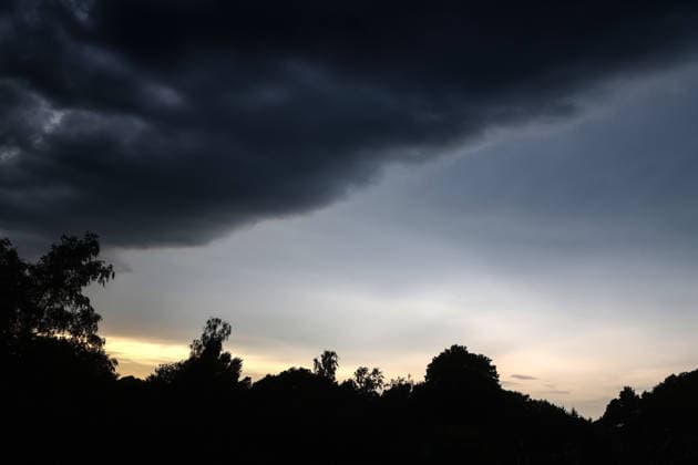 Schwergewitter im Ruhrgebiet Während einer Schwergewitterlage zeigen sich die unheilvollen Wolken während die Gewitterwarnungen ausgegeben worden sind. Es kam zu gefährlichen Naheinschlägen und Menschen in Angst. Essen Nordrhein-Westfalen Deutschland Überruhr *** Severe Thunderstorms in the Ruhr Region
