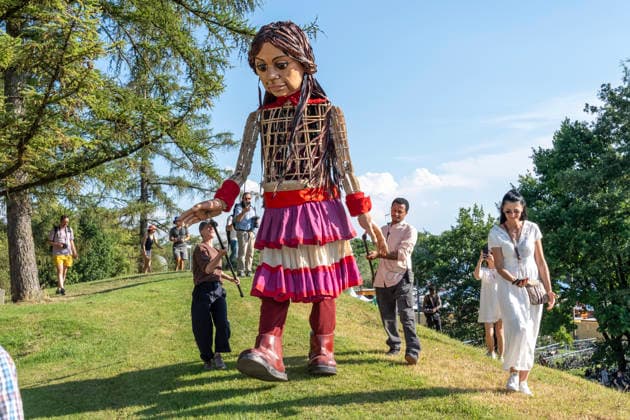 Eröffnung des Tollwood Sommerfestivals 2026, Little Amal begleitet die Festival-Eröffnung, die berühmte 3,5 Meter große Puppe, die das zehnjährige syrische Flüchtlingsmädchen Amal verkörpert, wurde weltweit zu einem Sinnbild für Hoffnung un Deutschland, München, 19. Juni 2026, Eröffnung des Tollwood Sommerfestivals 2026, Little Amal begleitet die Festival-Eröffnung, die berühmte 3,5 Meter große Puppe, die das zehnjährige syrische Flüchtlingsmädchen Amal verkörpert, wurde weltweit zu einem Sinnbild für Hoffnung und Menschlichkeit, das Tollwood ist multikulturelles Festival, das im Sommer im Olympiapark stattfindet, dieses Jahr vom 19. Juni bis 19. Juli, d2026 unter dem Motto: Mit Gefühl statt nur dabei di