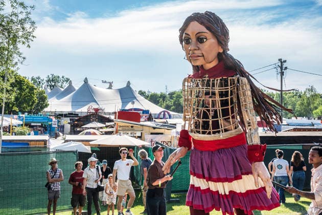 Eröffnung des Tollwood Sommerfestivals 2026, Little Amal begleitet die Festival-Eröffnung, die berühmte 3,5 Meter große Puppe, die das zehnjährige syrische Flüchtlingsmädchen Amal verkörpert, wurde weltweit zu einem Sinnbild für Hoffnung un Deutschland, München, 19. Juni 2026, Eröffnung des Tollwood Sommerfestivals 2026, Little Amal begleitet die Festival-Eröffnung, die berühmte 3,5 Meter große Puppe, die das zehnjährige syrische Flüchtlingsmädchen Amal verkörpert, wurde weltweit zu einem Sinnbild für Hoffnung und Menschlichkeit, das Tollwood ist ein multikulturelles Festival, das im Sommer im Olympiapark stattfindet, dieses Jahr vom 19. Juni bis 19. Juli, d2026 unter dem Motto: Mit Gefühl statt nur dabei