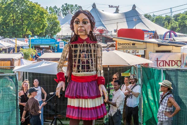 Eröffnung des Tollwood Sommerfestivals 2026, Little Amal begleitet die Festival-Eröffnung, die berühmte 3,5 Meter große Puppe, die das zehnjährige syrische Flüchtlingsmädchen Amal verkörpert, wurde weltweit zu einem Sinnbild für Hoffnung un Deutschland, München, 19. Juni 2026, Eröffnung des Tollwood Sommerfestivals 2026, Little Amal begleitet die Festival-Eröffnung, die berühmte 3,5 Meter große Puppe, die das zehnjährige syrische Flüchtlingsmädchen Amal verkörpert, wurde weltweit zu einem Sinnbild für Hoffnung und Menschlichkeit, das Tollwood ist ein multikulturelles Festival, das im Sommer im Olympiapark stattfindet, dieses Jahr vom 19. Juni bis 19. Juli, d2026 unter dem Motto: Mit Gefühl statt nur dabei