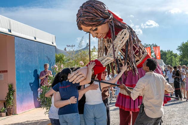 Eröffnung des Tollwood Sommerfestivals 2026, Little Amal begleitet die Festival-Eröffnung, die berühmte 3,5 Meter große Puppe, die das zehnjährige syrische Flüchtlingsmädchen Amal verkörpert, wurde weltweit zu einem Sinnbild für Hoffnung un Deutschland, München, 19. Juni 2026, Eröffnung des Tollwood Sommerfestivals 2026, Little Amal begleitet die Festival-Eröffnung, die berühmte 3,5 Meter große Puppe, die das zehnjährige syrische Flüchtlingsmädchen Amal verkörpert, wurde weltweit zu einem Sinnbild für Hoffnung und Menschlichkeit, Kinder begrüßen die Riesenpuppe am Eingang des Festivals, das Tollwood ist ein multikulturelles Festival, das im Sommer im Olympiapark stattfindet, dieses Jahr vom 19. Juni bis 19.