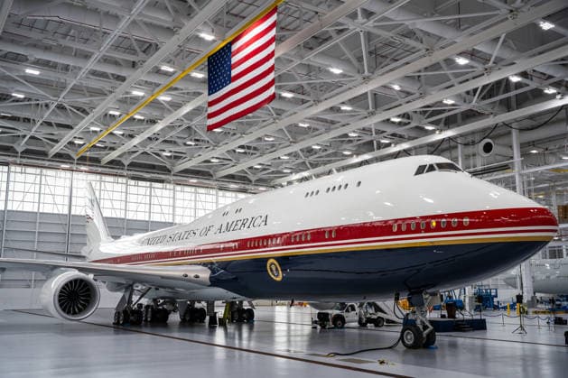 News Bilder des Tages The Air Force s VC-25B Bridge aircraft has officially arrived at the Presidential Airlift Group at Maryland s Joint Base Andrews. The aircraft, with its new red, white, and blue livery and final government modifications, will commence its initial commissioning flights, providing both an opportunity for the White House enterprise to validate mission capability and finalize protocols required to safely and securely transport the President of the United States. Photo via U.S. Air Force  WAX2026061901 U.S.xAIRxFORCE
