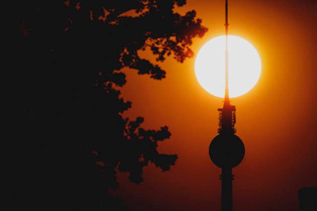 Die untergehende Sonne zeichnet sich ab hinter dem Fernsehturm in Berlin, 19.06.2026. In ganz Deutschland herrscht aktuell eine Hitzewelle. Berlin Deutschland *** The setting sun is visible behind the TV tower in Berlin, June 19, 2026. A heat wave is currently affecting all of Germany. Berlin, Germany,detected_source_language Copyright: xFlorianxGaertnerx
