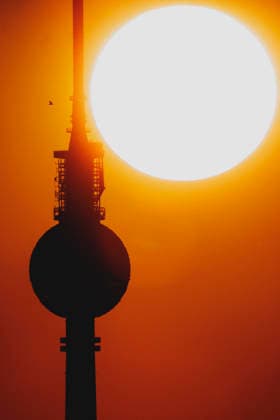 Die untergehende Sonne zeichnet sich ab hinter dem Fernsehturm in Berlin, 19.06.2026. In ganz Deutschland herrscht aktuell eine Hitzewelle. Berlin Deutschland *** The setting sun is visible behind the TV tower in Berlin, June 19, 2026. A heat wave is currently affecting all of Germany. Berlin, Germany,detected_source_language Copyright: xFlorianxGaertnerx