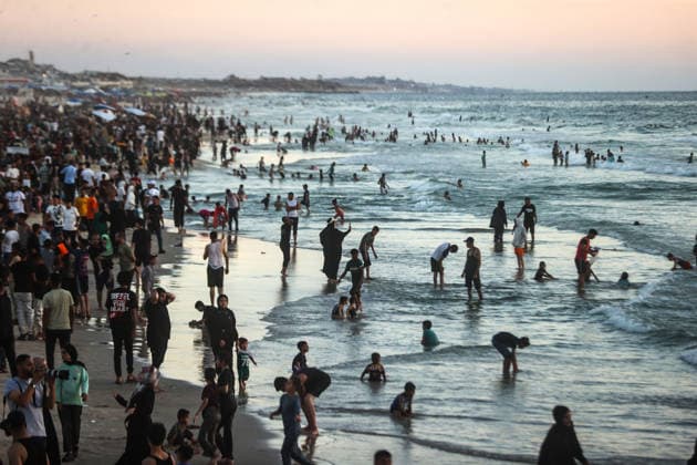 Gazans gather along the coast to escape heat and hardship GAZA CITY, GAZA, PALESTINE - JUNE 19: Palestinian families spend time along the coast of Gaza City in the evening, seeking relief from rising temperatures and difficult living conditions during sunset in Gaza, Palestine, on June 19, 2026. Ali Jadallah Anadolu Gaza City Gaza. Editorial use only. Please get in touch for any other usage.  Copyright: x2026xAnadoluxAlixJadallahx