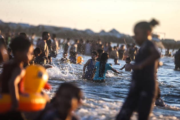 Gazans gather along the coast to escape heat and hardship GAZA CITY, GAZA, PALESTINE - JUNE 19: Palestinian families spend time along the coast of Gaza City in the evening, seeking relief from rising temperatures and difficult living conditions during sunset in Gaza, Palestine, on June 19, 2026. Ali Jadallah Anadolu Gaza City Gaza. Editorial use only. Please get in touch for any other usage.  Copyright: x2026xAnadoluxAlixJadallahx
