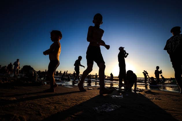 Gazans gather along the coast to escape heat and hardship GAZA CITY, GAZA, PALESTINE - JUNE 19: Palestinian families spend time along the coast of Gaza City in the evening, seeking relief from rising temperatures and difficult living conditions during sunset in Gaza, Palestine, on June 19, 2026. Ali Jadallah Anadolu Gaza City Gaza. Editorial use only. Please get in touch for any other usage.  Copyright: x2026xAnadoluxAlixJadallahx