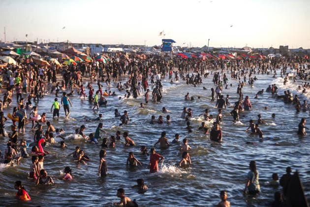 Gazans gather along the coast to escape heat and hardship GAZA CITY, GAZA, PALESTINE - JUNE 19: Palestinian families spend time along the coast of Gaza City in the evening, seeking relief from rising temperatures and difficult living conditions during sunset in Gaza, Palestine, on June 19, 2026. Ali Jadallah Anadolu Gaza City Gaza. Editorial use only. Please get in touch for any other usage.  Copyright: x2026xAnadoluxAlixJadallahx