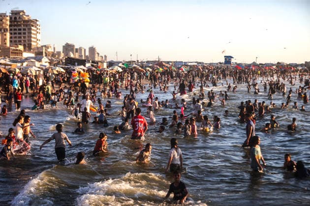 Gazans gather along the coast to escape heat and hardship GAZA CITY, GAZA, PALESTINE - JUNE 19: Palestinian families spend time along the coast of Gaza City in the evening, seeking relief from rising temperatures and difficult living conditions during sunset in Gaza, Palestine, on June 19, 2026. Ali Jadallah Anadolu Gaza City Gaza. Editorial use only. Please get in touch for any other usage.  Copyright: x2026xAnadoluxAlixJadallahx